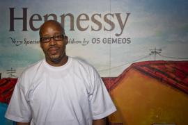 巴西艺术二人组Os Gemeos举办展览庆祝轩尼诗最新发布的酒类