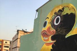 泰国BUKRUK城市艺术节上创意壁画融化的冰面上橡胶鸭子