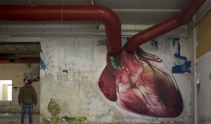 洛纳克创作的巨大的心脏图壁画