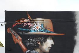 温伍德艺术区街头的音乐家鲍勃·迪伦的巨型肖像涂鸦