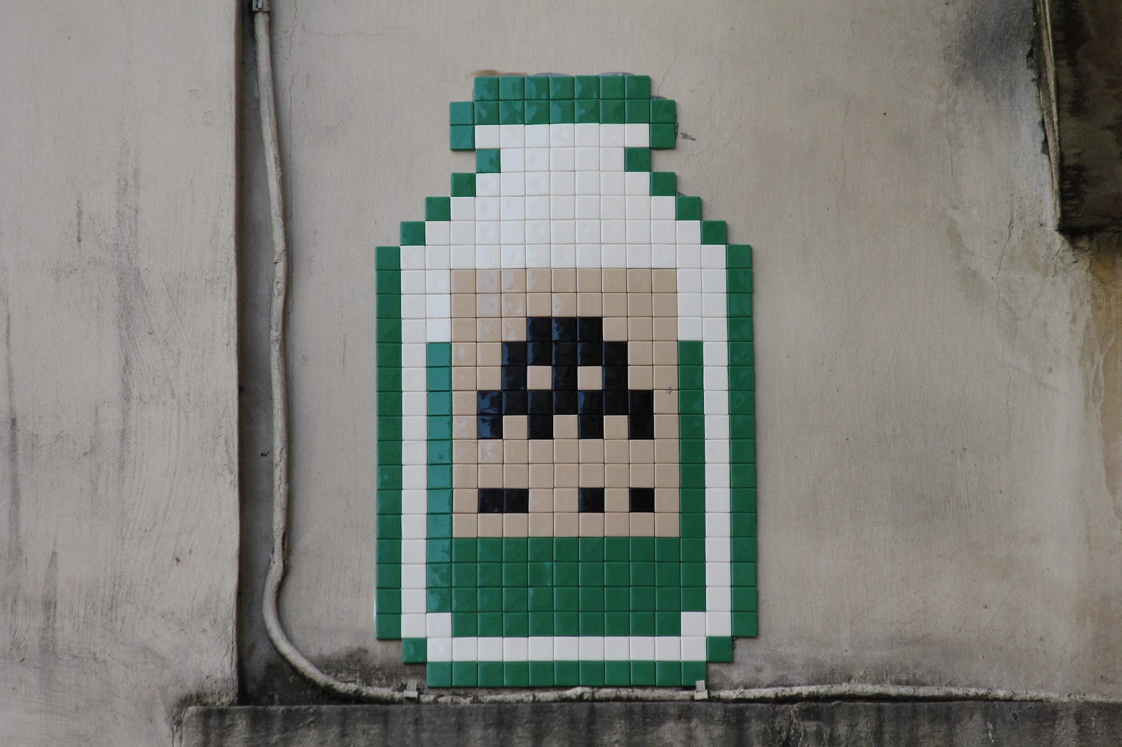法国艺术家Invader创作于巴黎街头有趣的电子像素作品