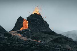 镜头下记录的冰岛法格拉达尔山喷发的壮丽景象