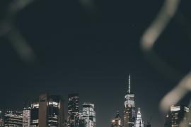 摄影师长镜头和广角镜头下美丽的纽约夜晚