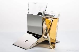 具有科幻未来感设计的特斯拉玻璃杯