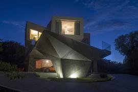 具有独特视觉效果的多边形混凝土结构避暑别墅设计