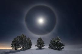 摄影师在北极圈附近捕捉到一个完美的日晕