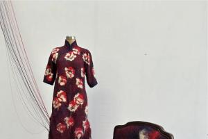 卢麃麃，她在她的衣服里