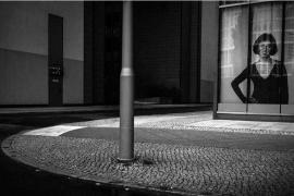 《爱丽丝漫游城市》：迪米特里斯·米塔斯的黑白摄影作品