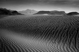 沉默的阴影：巴塞木·古莫卢的黑白沙漠摄影
