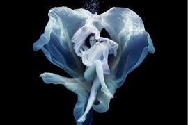 迈克尔·大卫·亚当斯的水下时尚摄影