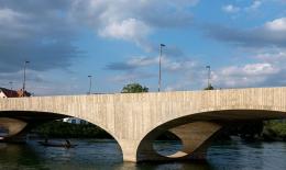 瑞士这座拱形混凝土桥与城市结构和谐融合