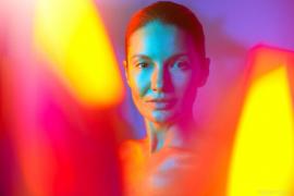 马修·吉多的惊人肖像摄影，是对色彩、光线和阴影的探索