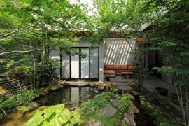 将自然绿色植物嵌入日本住宅生活空间的开放式庭院设计