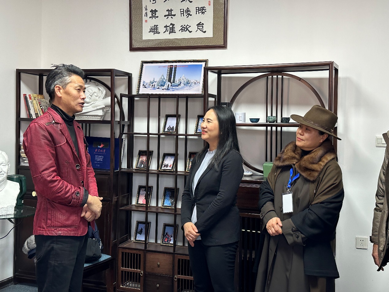 苏适副会长（左一）与王宁副主任（中）、韩国艺术家金美京（右一）交流中