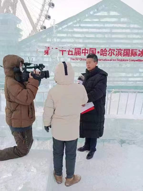 中华冰雪专委会副会长苏适在接受采访