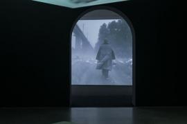 蒋志个展「人群中的人」长沙启幕：以动态影像叩问个体与时代的纠缠，探寻人在社会中的变异状态