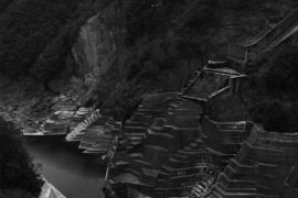 水与混凝土的对话：柴田敏雄镜头里的当代风景