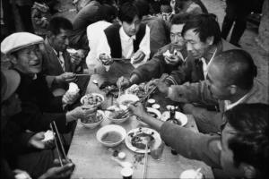 村民笔下的黑明：从 “古怪陌生人” 到贴心人，影像留住陕北村庄的沧桑与希望