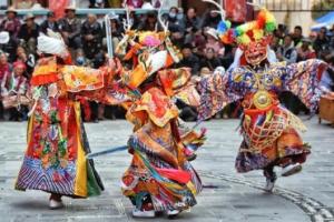 藏族羌姆舞的 “骷髅秘语”：面具为壳，舞述生死轮回的千年哲思