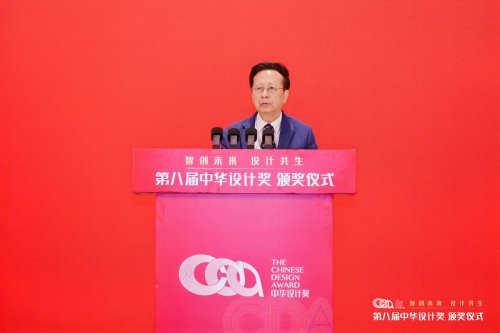 图为第十一届、十二届全国人大常委会副委员长陈昌智