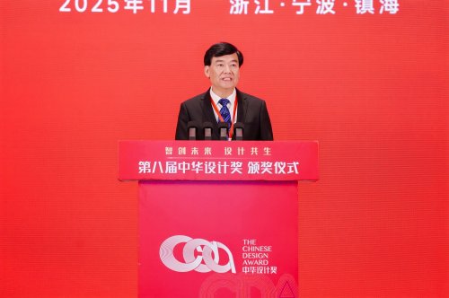 图为教育部高校美育教学指导委员会主任委员、中央美术学院原党委书记高洪