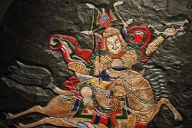 从石料到成品：格萨尔彩绘石刻的匠心工序