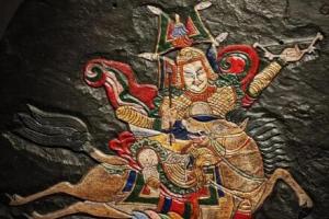 从石料到成品：格萨尔彩绘石刻的匠心工序