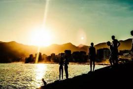 高饱和海景×手绘字体，一场摄影与文字的视觉碰撞