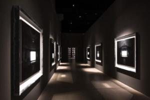 东南亚首展！杉本博司《色即是空》登陆新加坡，巨型心经装置重磅亮相